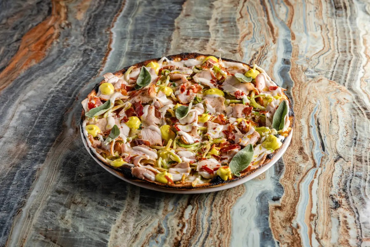 Pizza e vino: da Clementina il percorso degustazione con oltre 300 etichette