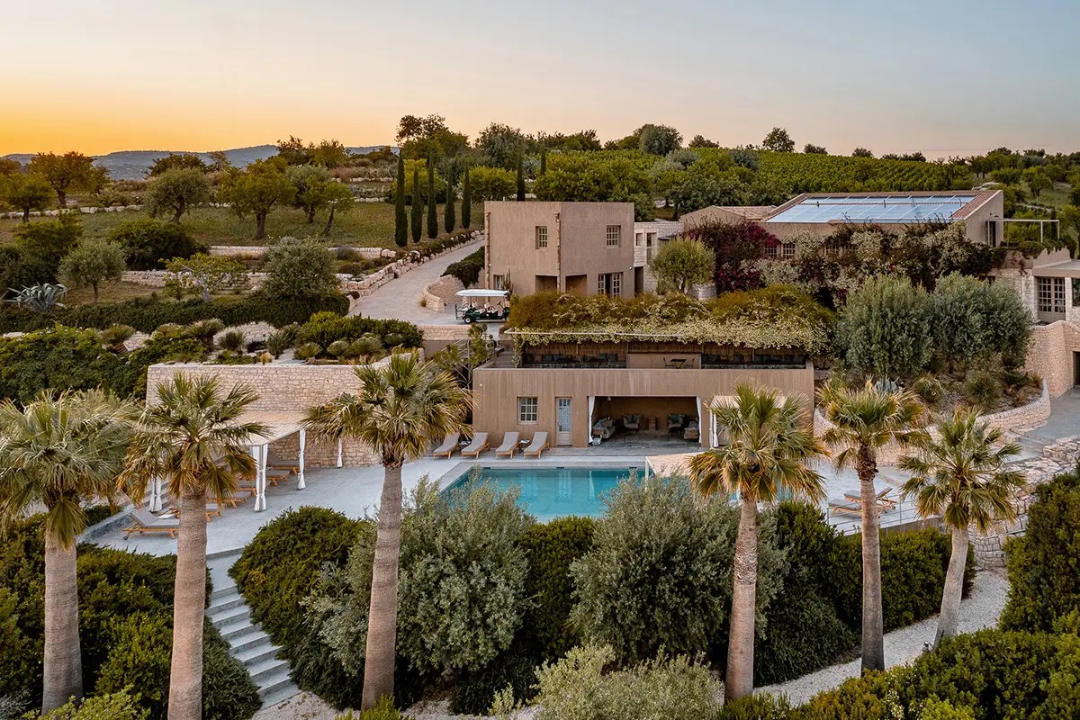 Villadorata, la country house con piscina minerale che rilancia il wellness in Sicilia