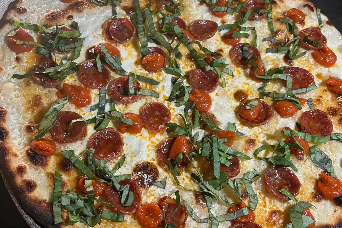 Ecco la pizzeria di Milano che serve pizza romana e cocktail ispirati ai suoni