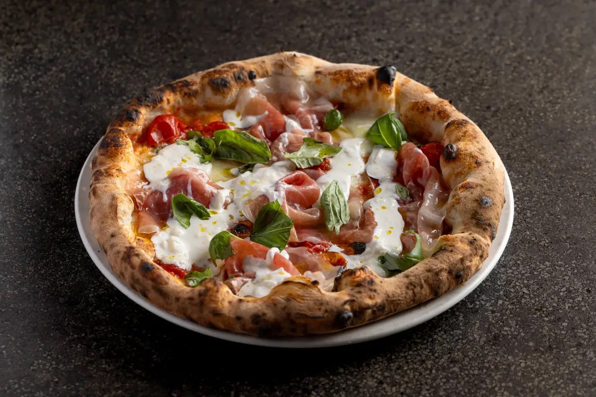 A Roma riapre la pizzeria di Angelo Pezzella con spazi rinnovati e un nuovo menu