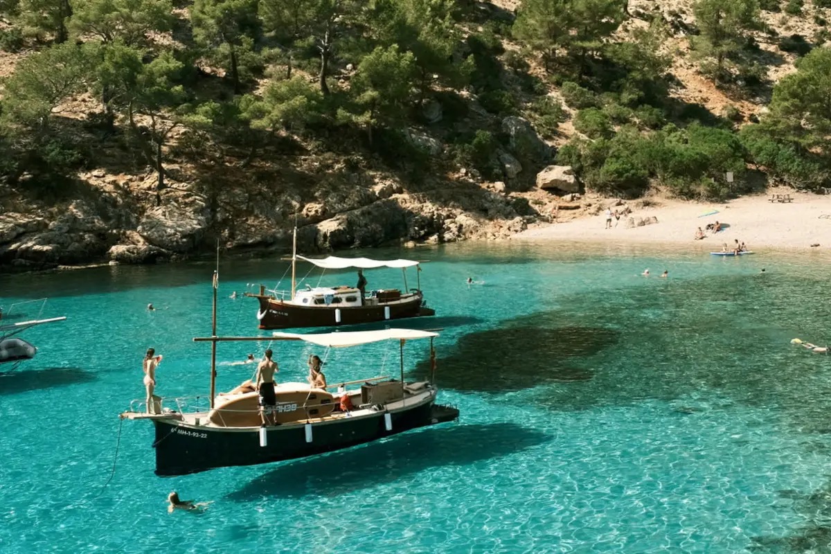 Tra delfini all’alba e spa moderna: le esperienze del Four Seasons Resort Formentor