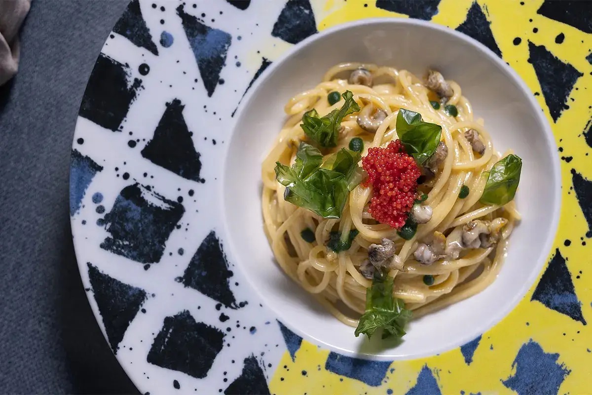  Spaghettone aglio e olio, maruzzielli, anemoni e ricci di mare