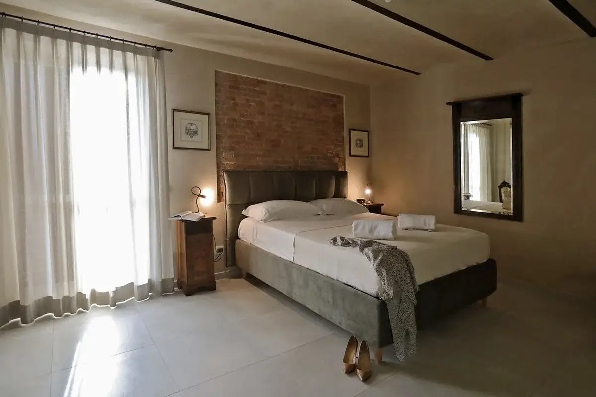 Cascina Bricco San Pietro: ospitalità tra vigneti e opere d’arte nelle Langhe