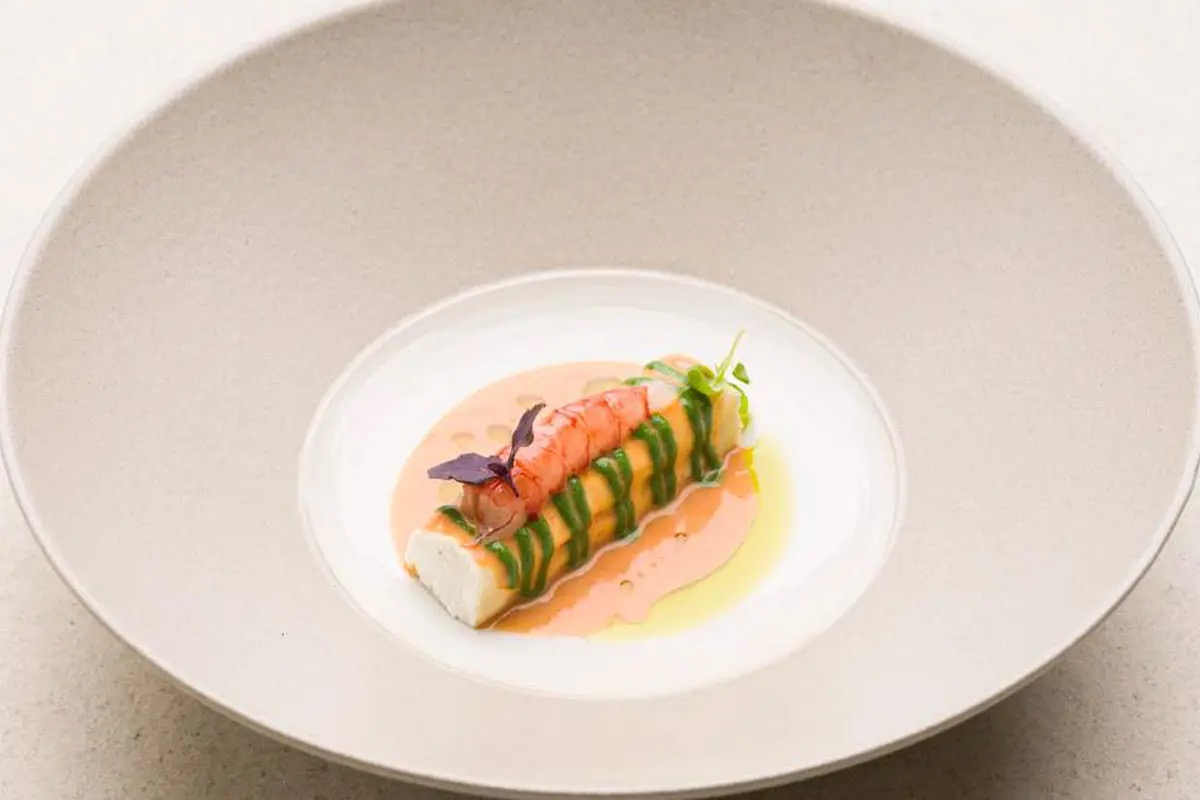  Cannolo di ricotta e limone in bisque di crostacei e gamberi rossi