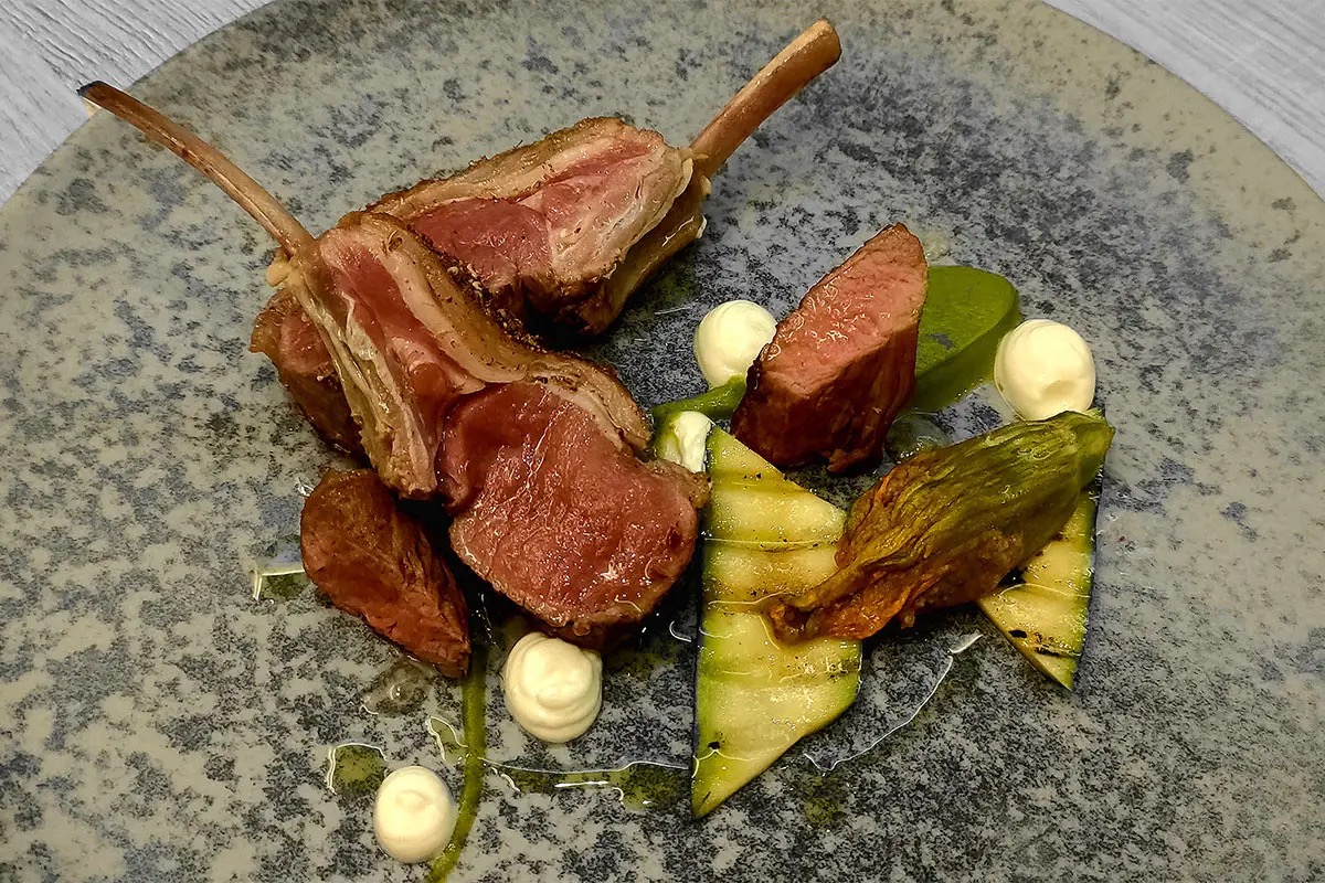  Agnello irlandese, zucchine, kaffir lime, yogurt, Sauternes
