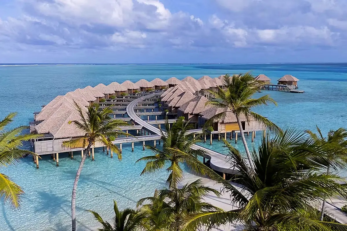 Il resort alle Maldive costruito dove squali balena e mante sono presenti tutto l’anno
