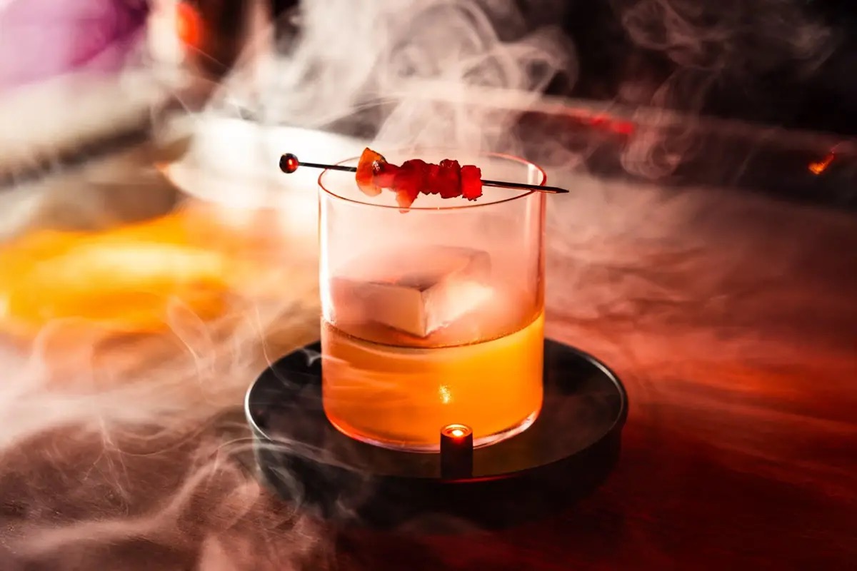 Raboucer: il cocktail bar-labirinto che unisce design, cinema e mixology d’autore