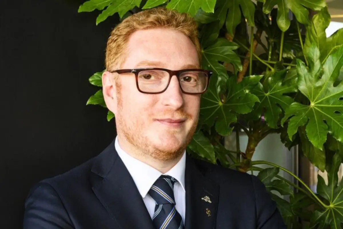  Il sommelier che rompe le regole: “non serve più” il vino, lo racconta (e lo produce)