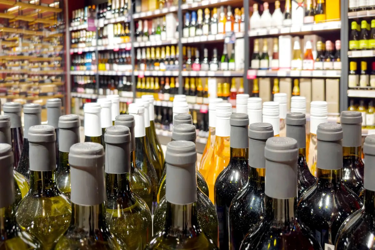  Vino al supermercato: calano i volumi, ma regge il valore. Svolta premium nel 2025