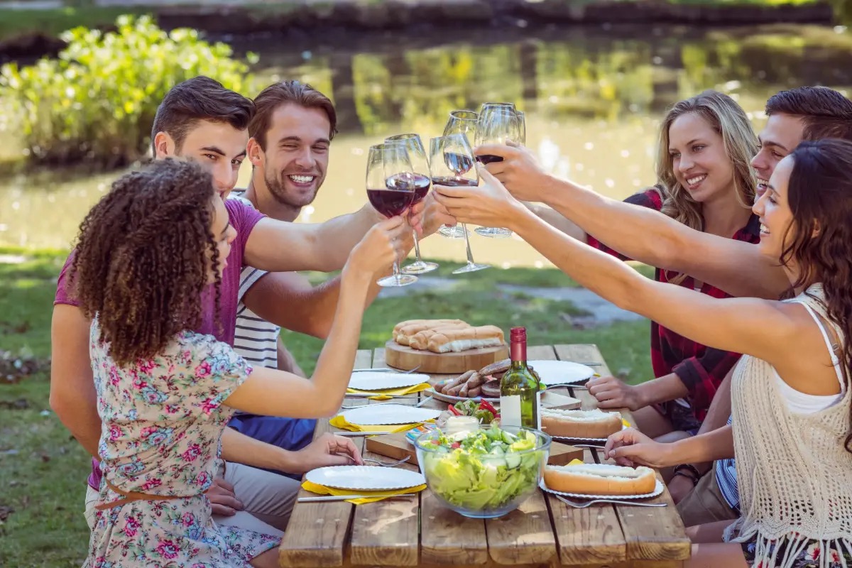  Bere poco, vivere meglio: un bicchiere di vino al giorno protegge cuore, cervello e umore