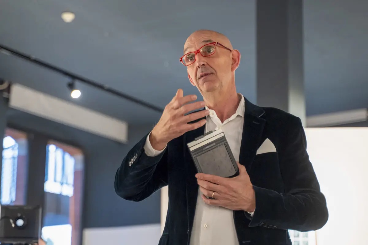 Dentro il calice di vino, un riflesso: il viaggio visivo del Leone Alato