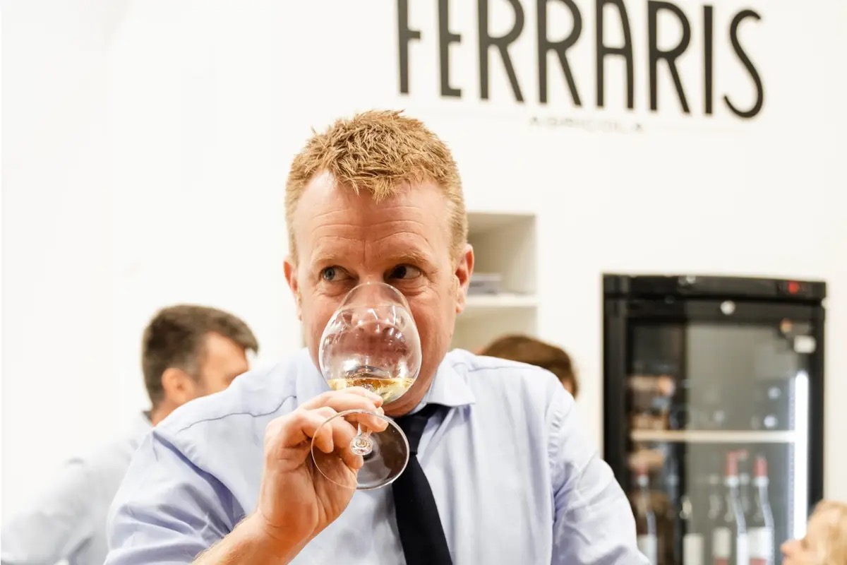 Dalla “sciabolata” ai sorsi di vino: viaggio nel Monferrato di Luca Ferraris