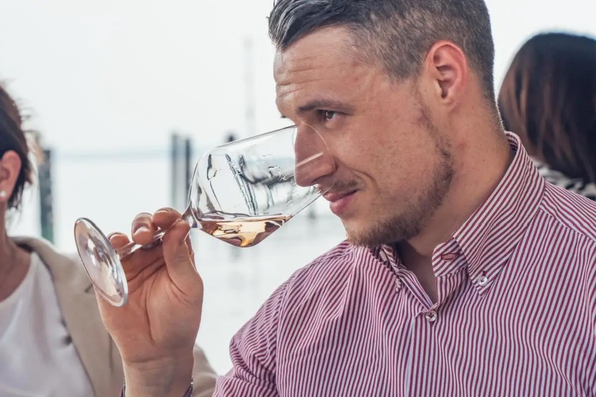  La sala e il vino non si salvano con i like: servono maestri, non influencer