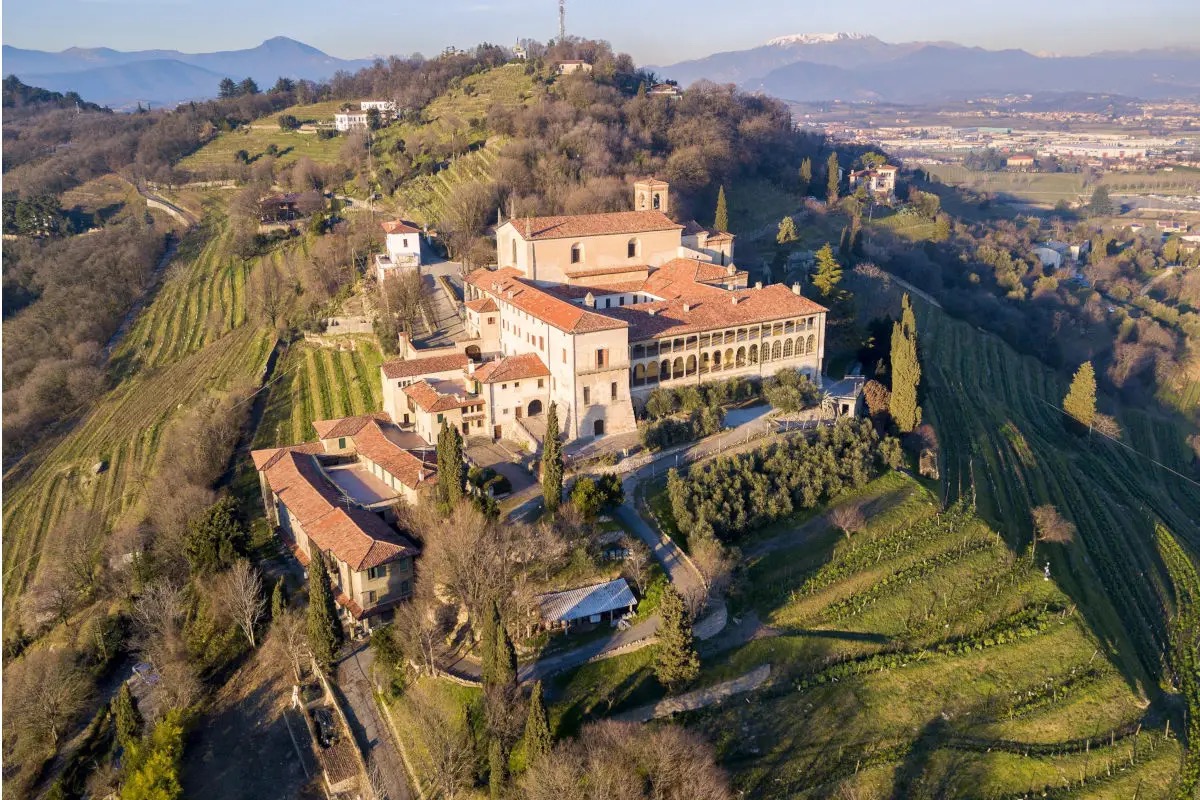 ll vino nasce in convento: le abbazie custodi di storia, paesaggio e futuro