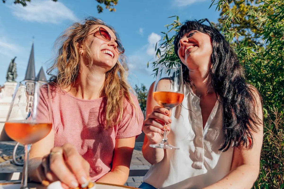  Le donne scelgono il vino soprattutto fuori pasto, ma una su quattro non lo beve affatto
