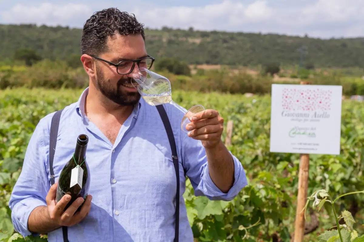  In Puglia il vino si fa con la testa… ma nasce dal cuore. Giovanni Aiello, l’enologo per amore che non teme il rischio