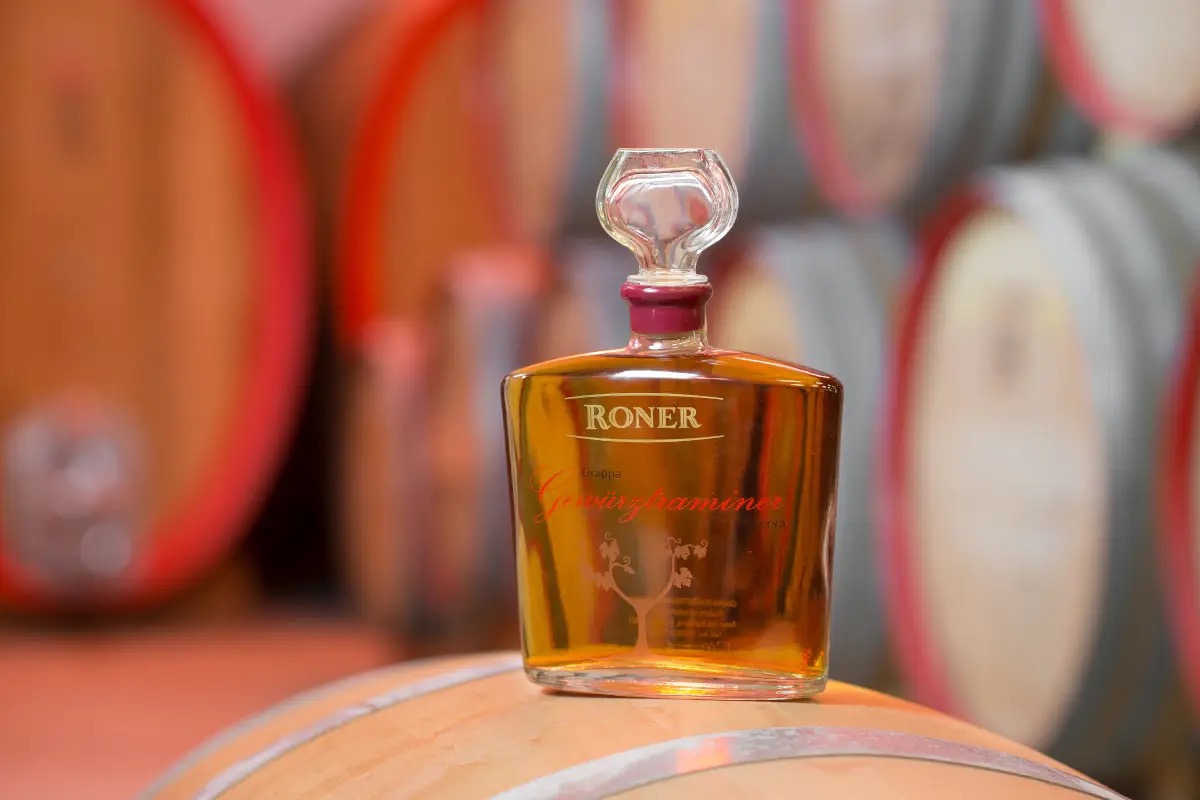Il segreto della grappa Roner: come nasce la Gewürztraminer Riserva