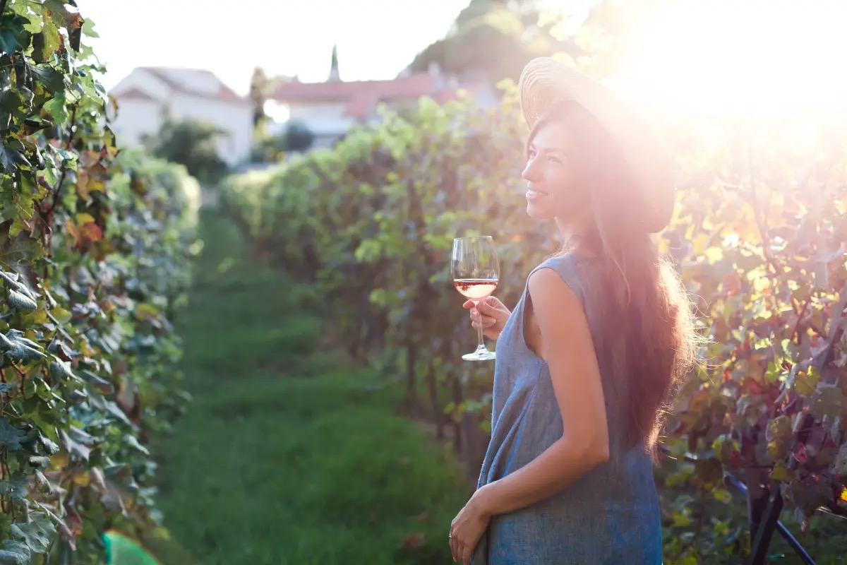  Enoturismo, non solo degustazioni: un viaggiatore su due vuole esperienze extra